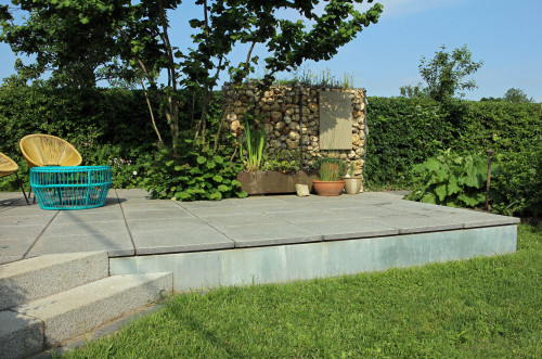 Raised patio garden